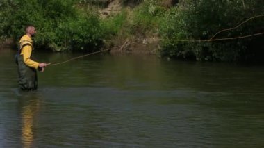 erkek balıkçı suda duran, nehirde balıkçılık, bir şamandıra atar