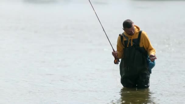 Pesca, pescador lanza una carroza, libera los peces en el río — Vídeo de stock