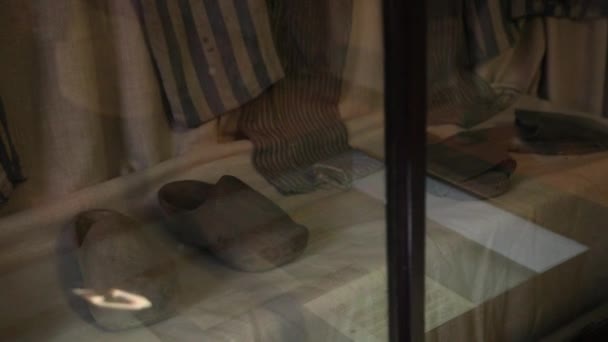 Çok eski siyah ayakkabı, çirkin bir durumda terlik ve yaşlı galoş — Stok video