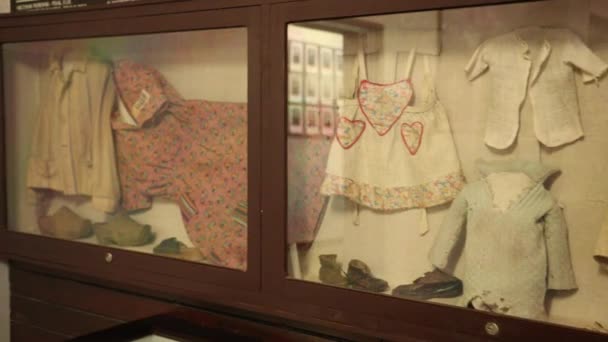 Vieux vêtements et chaussures cassés de la Seconde Guerre mondiale, pour femmes, enfants — Video