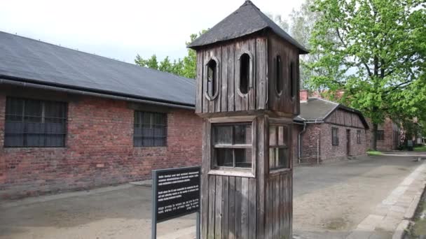 Cuartel y campo de concentración, pequeño puesto de observación de madera — Vídeo de stock