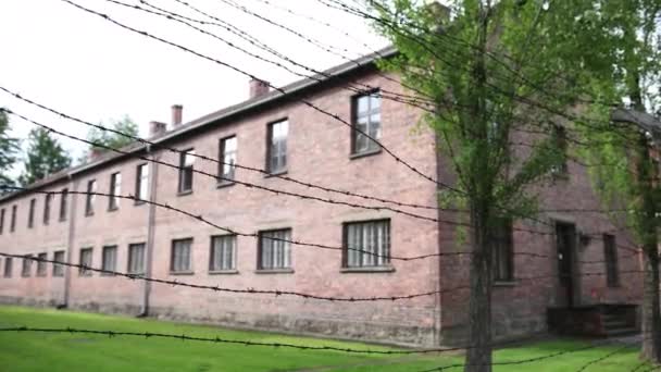Kasárna a koncentrační tábor, dvoupodlažní budova z červených cihel — Stock video