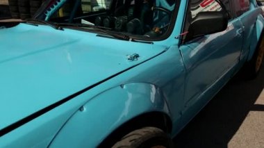 sokak yarışı drift için mavi araba, güçlendirilmiş bir gövde, geniş tekerlekler ile