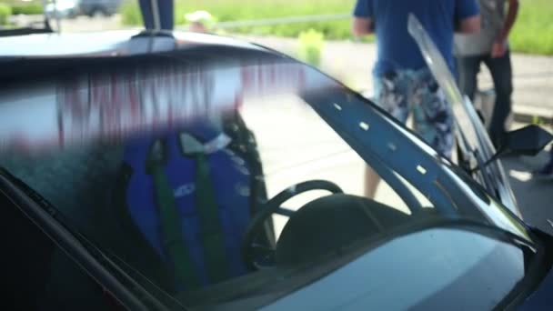 Μπλε αθλητικό αυτοκίνητο για αγώνες ολίσθησης δρόμου, ένα φίλτρο μηδενικής αντίστασης από την κορυφή — Αρχείο Βίντεο