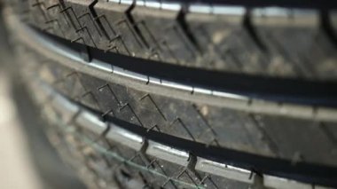 arabalar için çok yeni lastikler, yarış drift, asfalt yığınları üzerinde duran