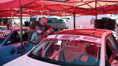 elinde dövmeler ile gözlük adam, matkap matkap, spor beyaz araba