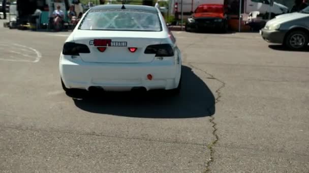 Coche deportivo blanco para carreras de deriva de la calle, con luces antiniebla intermitentes, desde atrás — Vídeo de stock