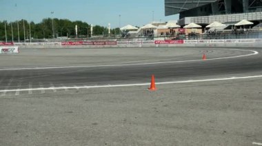 sokak yarışı drift için araba, bir sürüklenme ile döner, arka lastikler duman