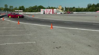 sokak yarışı drift için araba, bir sürüklenme ile döner, arka lastikler duman