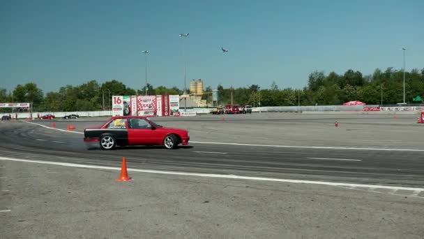 Bil för Street racing drift, roterar med en drift, rök de bakre däcken — Stockvideo