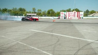 sokak yarışı drift için araba, bir sürüklenme ile döner, arka lastikler duman