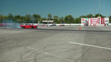 sokak yarışı drift için araba, bir sürüklenme ile döner, arka lastikler duman