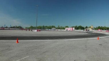 sokak yarışı drift için araba, bir sürüklenme ile döner, arka lastikler duman