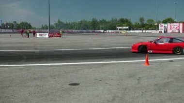 sokak yarışı drift için araba, bir sürüklenme ile döner, arka lastikler duman