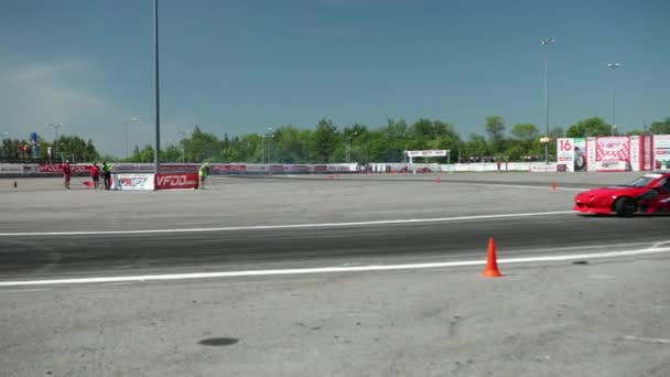 Auto voor straat racen drift, roteert met een drift, rook de achterste banden — Stockvideo