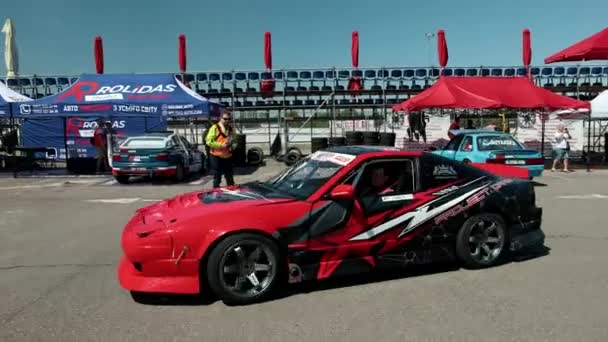 Ярко-красный автомобиль для уличных гонок дрейфа с черными наклейками на лобовом стекле — стоковое видео