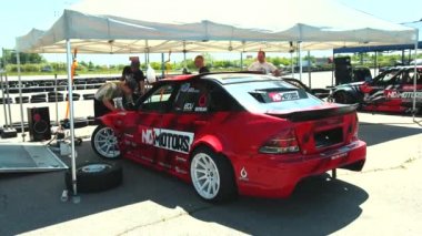 drift yarış için kırmızı spor araba, çıkartmalar ile kaplı, orta sürücü oturur