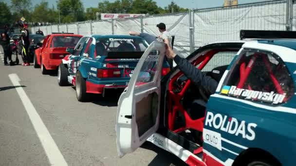 Många sportbilar för drift racing, täckt med olika klistermärken, är på väg — Stockvideo