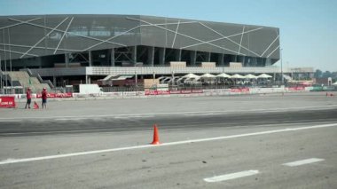 yolda sokak yarışı drift sürücüsü için mavi araba bir kızak ile bir dönüş yapar