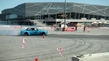 sokak yarışı drift için araba, bir sürüklenme ile döner, arka lastikler duman
