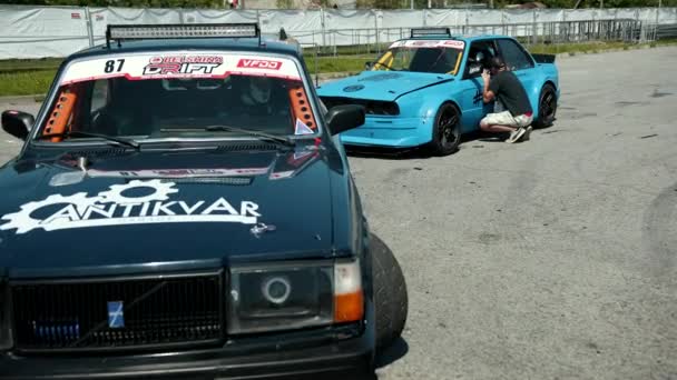 Drift yarış için iki spor araba, yarış için hazırlanıyor insanlar — Stok video