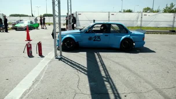 Coche azul para la deriva de carreras callejeras, va a la pista, cámara lenta — Vídeo de stock