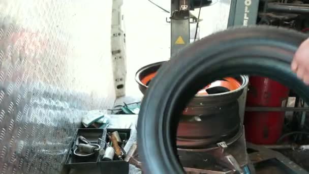轮胎专用机器上的人，更换盘上的橡胶 — 图库视频影像