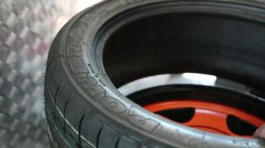 lastik için özel makinede adam, disk üzerinde kauçuk yerine