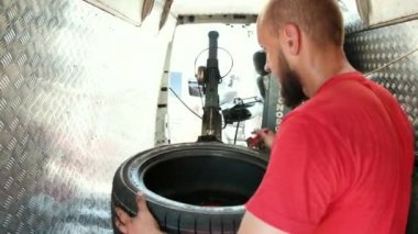 lastik için özel makinede adam, disk üzerinde kauçuk yerine