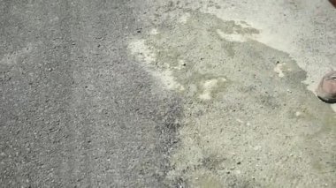 iki adam üzerine spor araba dökülen petrol parça yerinde kum serpin