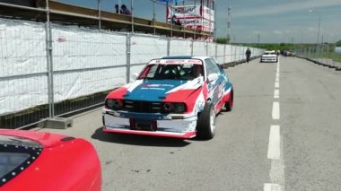 drift yarış için spor araba çok, çeşitli çıkartmalar ile kaplı, yolda