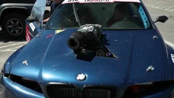 Modré sportovní auto pro pouliční dostihy, se štěrbinou v krytu — Stock video