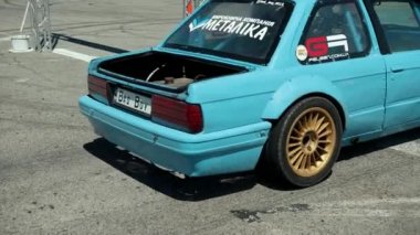 sokak yarışı drift için mavi araba, çıkartmalar ile yapıştırılan, parça gider