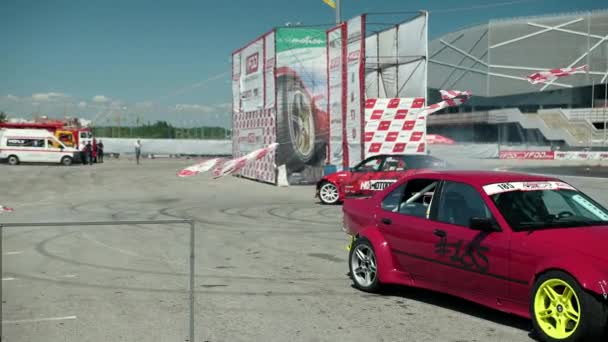 Coche para la deriva de carreras callejeras, gira con una deriva, el humo de los neumáticos traseros — Vídeo de stock