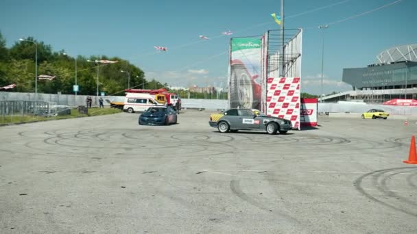 Автомобіль для вуличних гонок дрейф, обертається з дрейф, дим задні шини — стокове відео