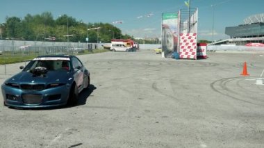 sokak yarışı drift için araba, bir sürüklenme ile döner, arka lastikler duman