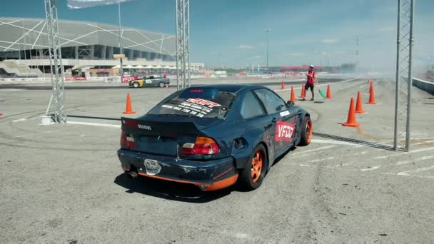 Coche para la deriva de carreras callejeras, gira con una deriva, el humo de los neumáticos traseros — Vídeo de stock