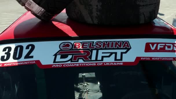 Красный черный спортивный автомобиль для уличных дрифт-гонок, с черепом на капоте — стоковое видео