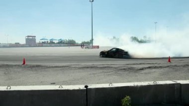 sokak yarışı drift için araba, bir sürüklenme ile döner, arka lastikler duman