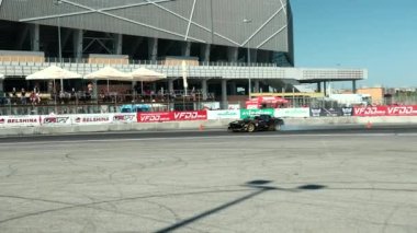 sokak yarışı drift için araba, bir sürüklenme ile döner, arka lastikler duman