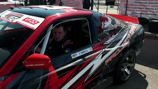 Молодий чоловік, водій сидів за кермом Червоної спортивної машини для стріт Дріфт — стокове відео