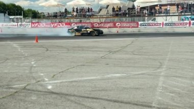 sokak yarışı drift için araba, bir sürüklenme ile döner, arka lastikler duman