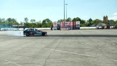 sokak yarışı drift için araba, bir sürüklenme ile döner, arka lastikler duman