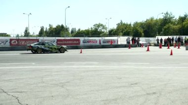 sokak yarışı drift için araba, bir sürüklenme ile döner, arka lastikler duman