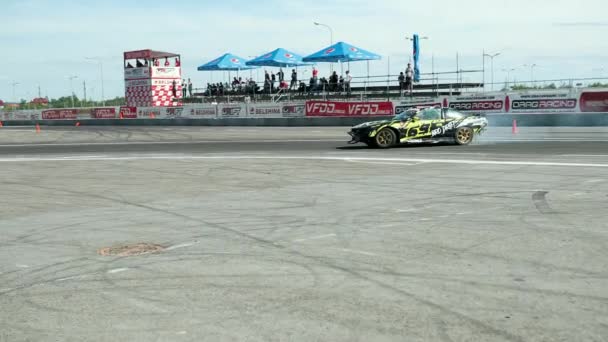 Coche para la deriva de carreras callejeras, gira con una deriva, el humo de los neumáticos traseros — Vídeos de Stock