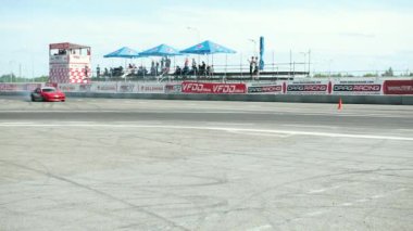 sokak yarışı drift için araba, bir sürüklenme ile döner, arka lastikler duman