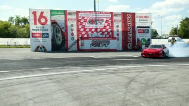 sokak yarışı drift için araba, bir sürüklenme ile döner, arka lastikler duman