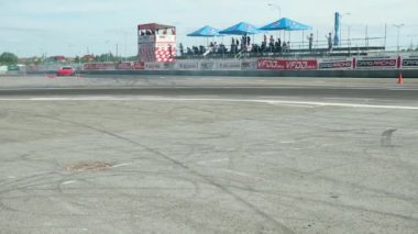 sokak yarışı drift için araba, bir sürüklenme ile döner, arka lastikler duman