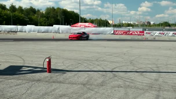 Voiture de course de rue dérive, tourne avec une dérive, fumer les pneus arrière — Video