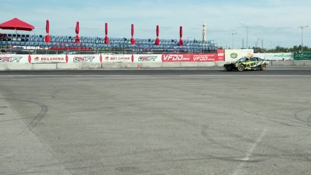 Coche para la deriva de carreras callejeras, gira con una deriva, el humo de los neumáticos traseros — Vídeos de Stock